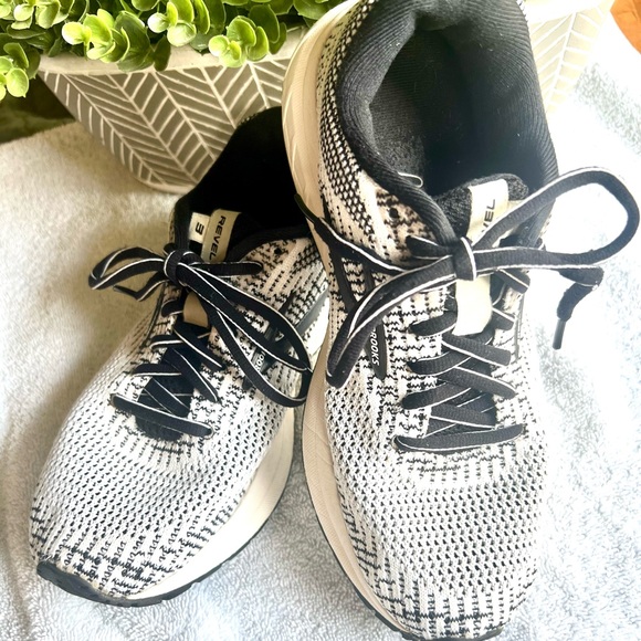 Brooks Shoes - Brooks Revel 3 athletic shoes Very Good condition